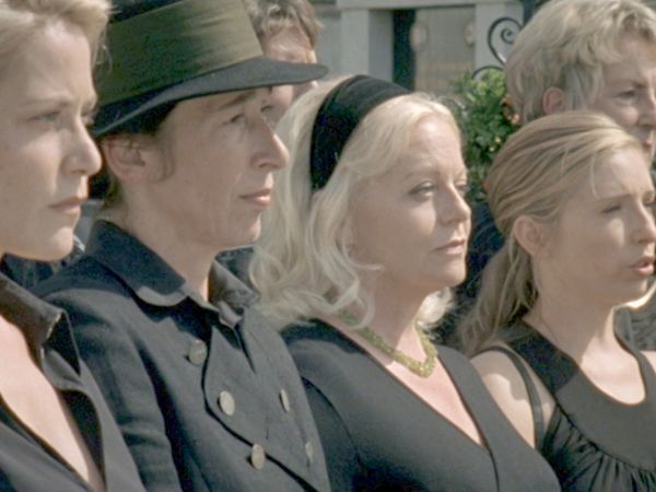 Vier Frauen und ein Todesfall - Zugeschüttet