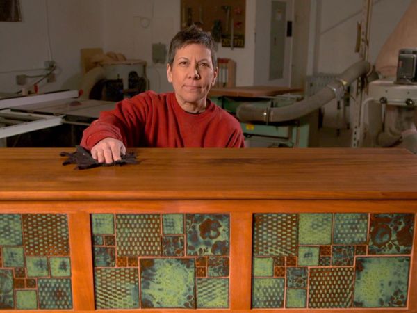 América Hecha a Mano - Fusiles de Pesca, Armarios de Madera y Azulejos, y Cálices de Peltre