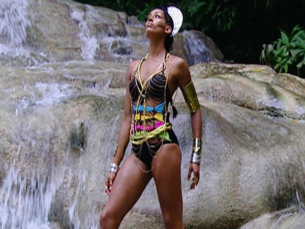 America's Next Top Model - The Girl Who Becomes Art for Tyra