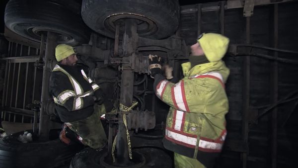 Heavy Rescue: 401 - All Hands on Deck