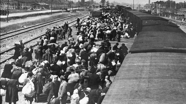 Auschwitz - Voices of 44 Survivors - Extermination