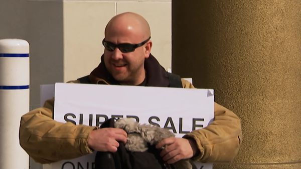 Hardcore Pawn - Les Sells Out