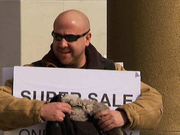 Hardcore Pawn - Les Sells Out