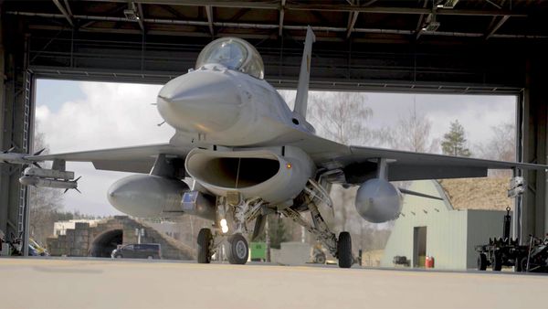 Iconic Combat Machines - F16 Mig 29