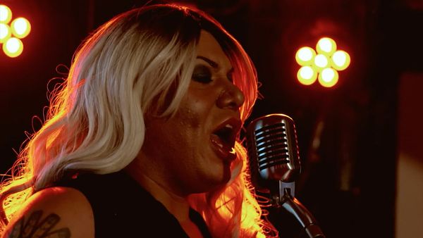 Queen of the Oil Patch - El espectáculo en el bar