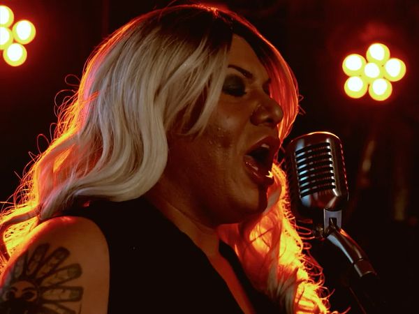 Queen of the Oil Patch - El espectáculo en el bar