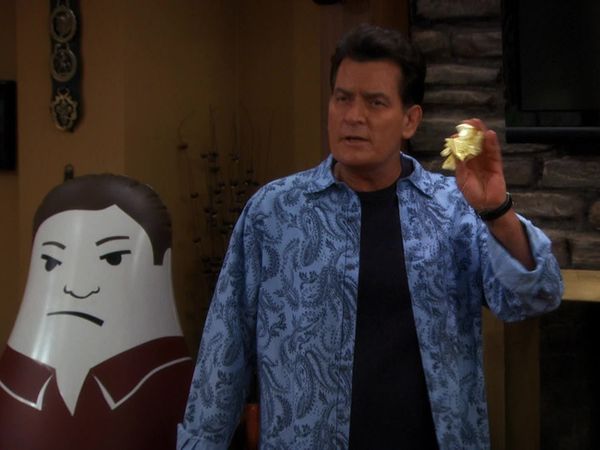 Terapia con Charlie - Charlie se une a la hermandad