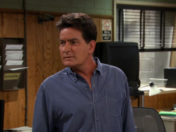 Terapia con Charlie - Charlie se interpone entre Sean y Jordan
