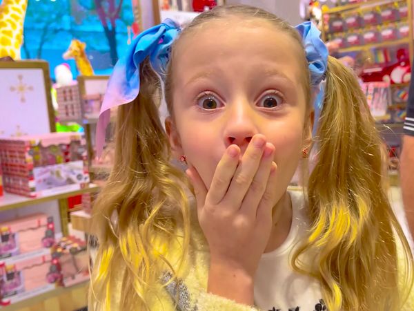 Like Nastya - Nastya Goes to a Birthday Party & Plays Mom