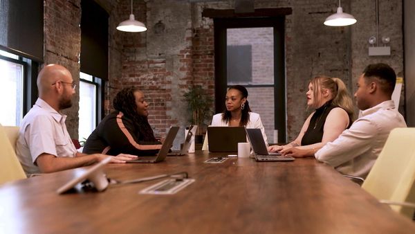 Mission Unstoppable with Miranda Cosgrove - Bright Bacteria, Bird Fossils, And Building A Better Future In Tech