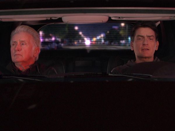 Terapia con Charlie - El padre de Charlie va por mal camino