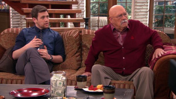 Terapia con Charlie - Charlie y Kate hacen un estudio sobre el sexo