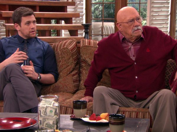 Terapia con Charlie - Charlie y Kate hacen un estudio sobre el sexo