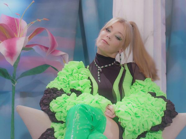 Queerpiphany - Becky Hill og Travis Alabanza