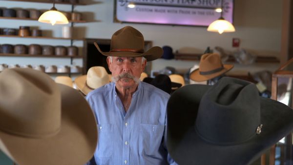 América Artesanal - Pianos, Chapéus de Cowboy, Cafeteiras de Lata