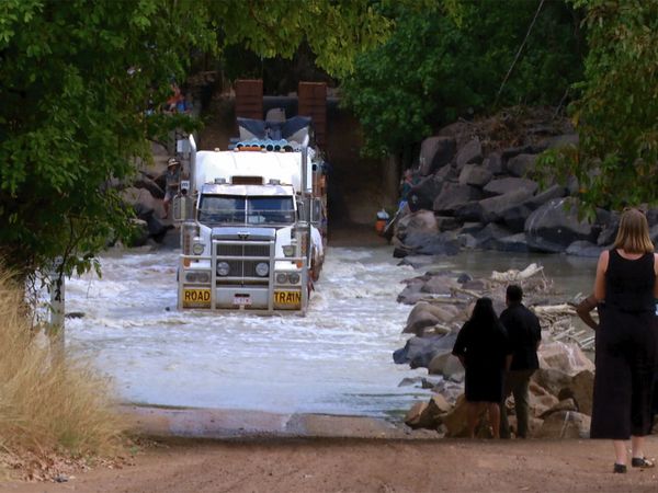 Outback Truckers - Croc-Crossing and Water Drilling