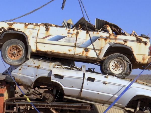 Outback Truckers - Beyond Limits: Wreckers and Equipment Trouble