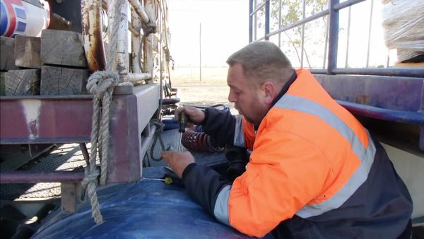 Outback Truckers - High-Stakes Hauls