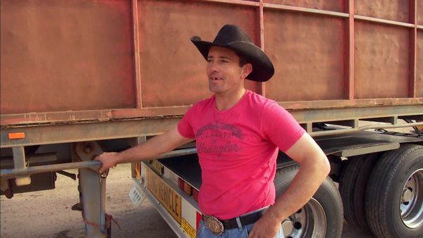 Outback Truckers - Trouble with Bulls and Bees