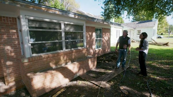 Fixer Upper: Welcome Home - Modern Take on Old-world Charm