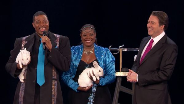Penn & Teller: Fool Us - Penn & Teller Ring Someone's Neck