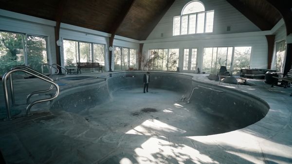 Steve Ronin - This Abandoned Mansion Still Had Jewelry Locked Inside