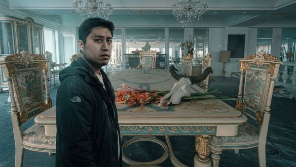 Steve Ronin - Abandoned Japanese Billionaire's Mansion with $1,000,000 Art Collection