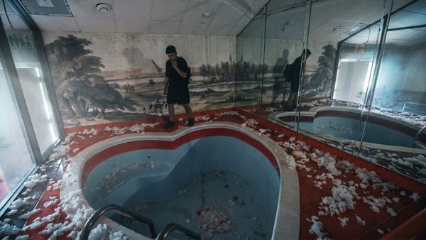 Steve Ronin - Inside an Abandoned Love Resort