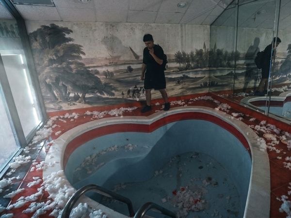 Steve Ronin - Inside an Abandoned Love Resort
