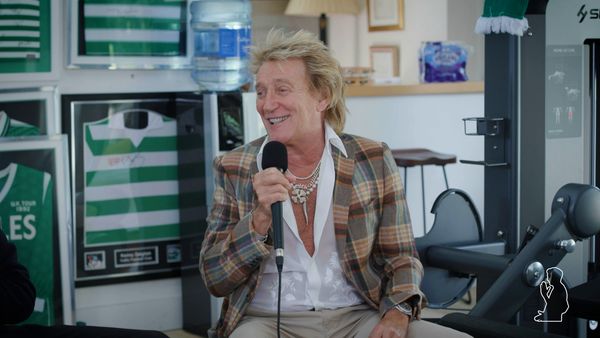 That Peter Crouch Podcast - Rod Stewart's Glastonbury EXCLUSIVE and Elton's MULTI-MILLION Dollar Gift!