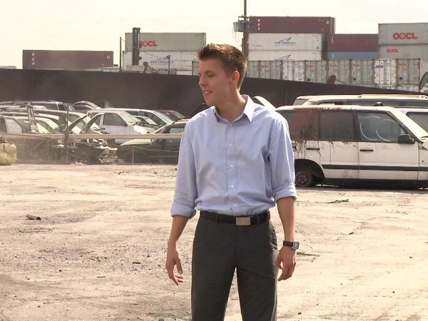 Tosh.0 - September 22, 2010 - Reporter Who Can't Break Glass