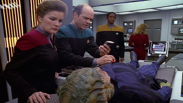 Star Trek: Voyager - Origem Distante