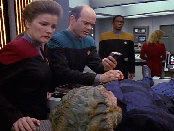 Star Trek: Voyager - Origem Distante