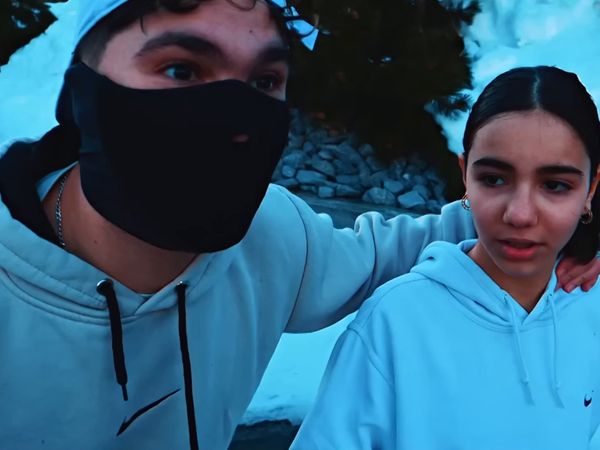 Adem & Bilal - Adem & Bilal - CACHE CACHE AVEC NOS SOEURS DANS UN ÉNORME CHALET ! (ça triche comme d’hab mdrrr)