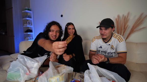 Adem & Bilal - Adem & Bilal - ON GOÛTE DES ALIMENTS QU’ON A JAMAIS MANGÉ ! (Avec Kayla)