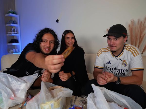 Adem & Bilal - Adem & Bilal - ON GOÛTE DES ALIMENTS QU’ON A JAMAIS MANGÉ ! (Avec Kayla)