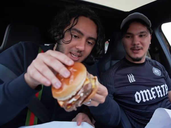 Adem & Bilal - Adem & Bilal - ON MANGE COMME LA PERSONNE DEVANT NOUS PENDANT 24H !