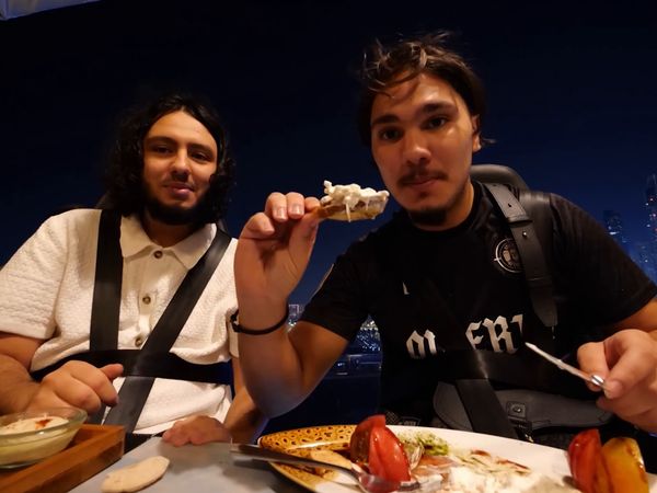 Adem & Bilal - Adem & Bilal - ON MANGE DANS UN RESTAURANT DANS LE CIEL VS SOUS L’EAU !