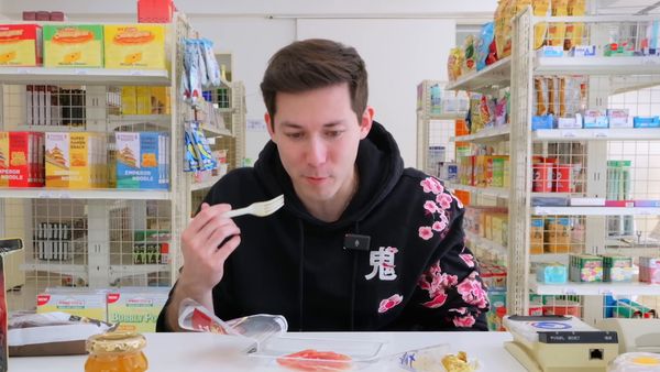 Louis-San - Louis-San - Je teste TOUS les produits """français""" du konbini au Japon