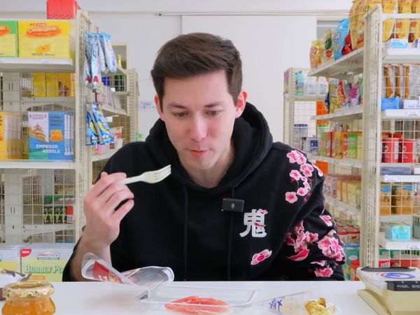 Louis-San - Louis-San - Je teste TOUS les produits """français""" du konbini au Japon