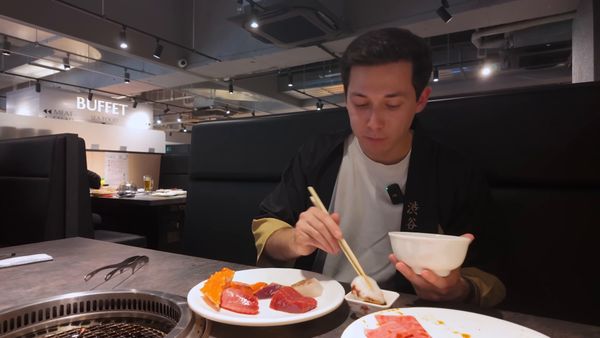 Louis-San - Louis-San - Je teste un buffet à volonté pour TOURISTES au Japon (ils m'ont fait une surprise)