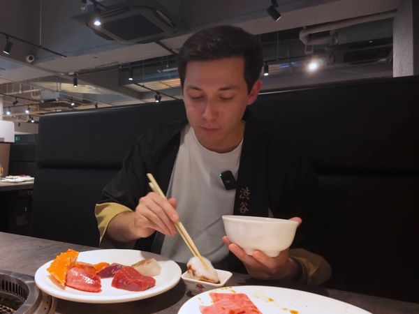 Louis-San - Louis-San - Je teste un buffet à volonté pour TOURISTES au Japon (ils m'ont fait une surprise)