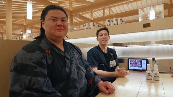 Louis-San - Louis-San - J'emmène 2 SUMOS dans un sushi à volonté au Japon