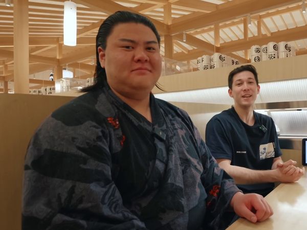 Louis-San - Louis-San - J'emmène 2 SUMOS dans un sushi à volonté au Japon