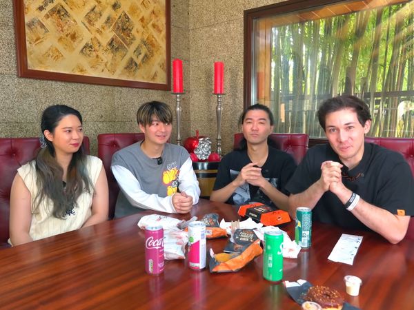 Louis-San - Louis-San - J'emmène des Japonais juger les FAST FOOD en France