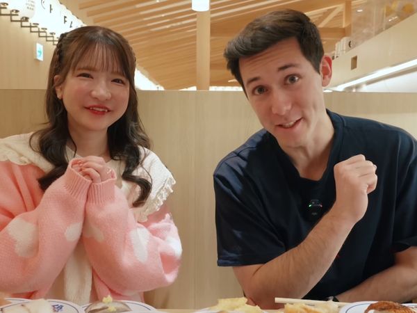 Louis-San - Louis-San - J'emmène une GROSSE MANGEUSE Japonaise professionnelle dans un sushi à volonté (c'est terrifiant)