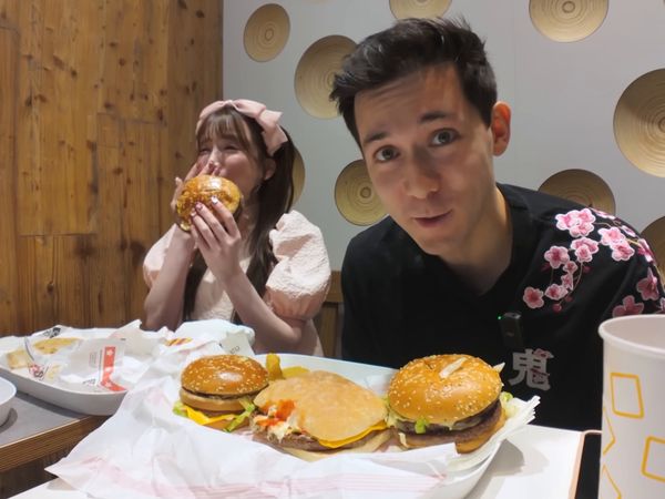 Louis-San - Louis-San - J'emmène une GROSSE MANGEUSE Japonaise professionnelle tester les FAST-FOOD en France