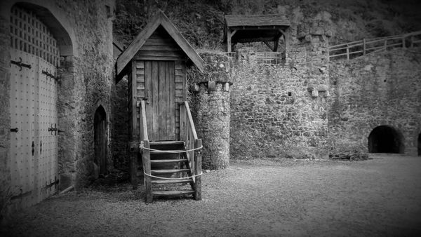 Ghost Dimension - Gwrych Castle: Supernatural Gateway
