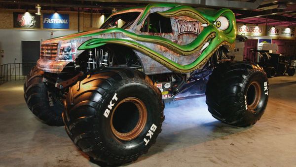 Toymakerz - Kraken Monster Truck Debut and Thunder Roadster Road Race
