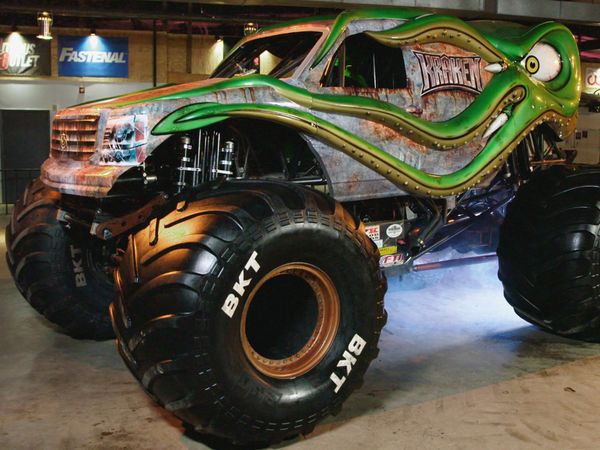 Toymakerz - Kraken Monster Truck Debut and Thunder Roadster Road Race